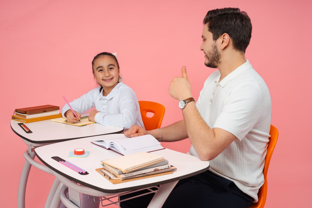 Pastayı süsleyen profesyonel şef